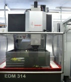 Prostor nástrojárny se podařilo využít opravdu dokonale, u instalace elektroerozivní hloubičky EXERON EDM 314 zbývaly do stropu haly centimetry.